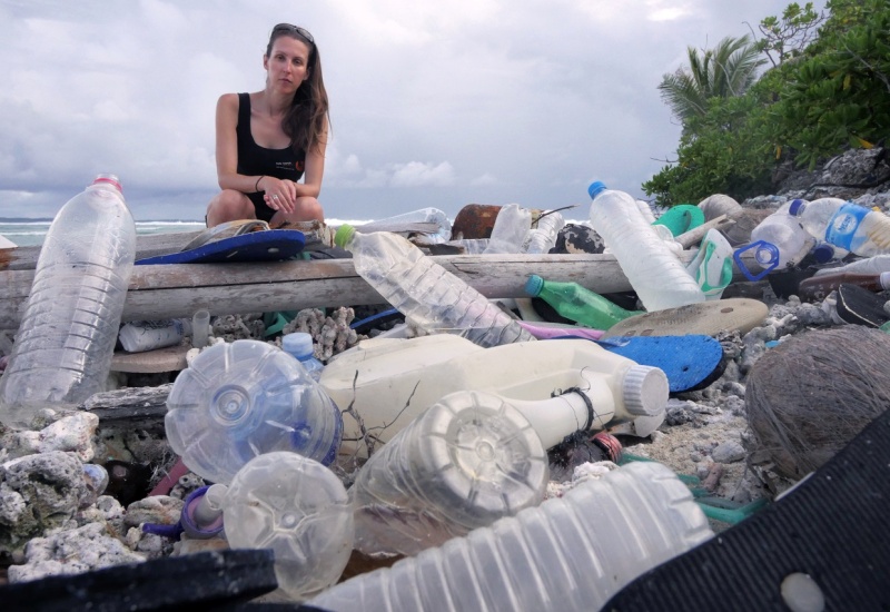 寄居蟹困在成堆塑膠垃圾中　島上專家：至少有57萬隻活活困死！