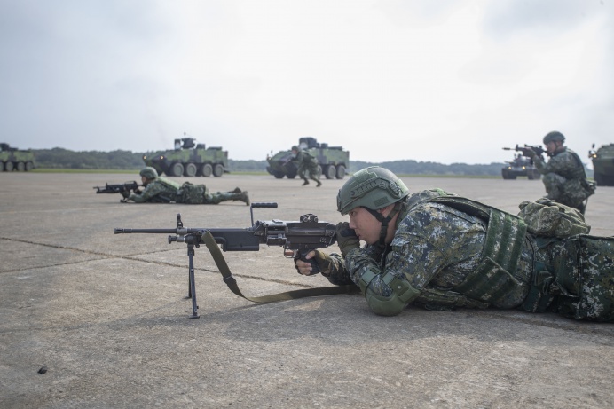 ▲ 陸軍第六軍團裝甲584旅聯兵營演練「地空聯合作戰」課目，未來可能廢除軍團制改成作戰區。（陸軍第六軍團提供）
