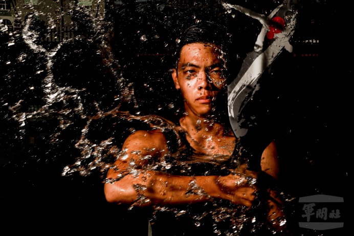 ▲ 許明忠獲衝突類榮譽提名作品，為海軍陸戰隊兩棲偵搜專長班148期學員面對「克難週」考驗與磨練，展現超越極限的堅定意志。（海軍司令部提供）