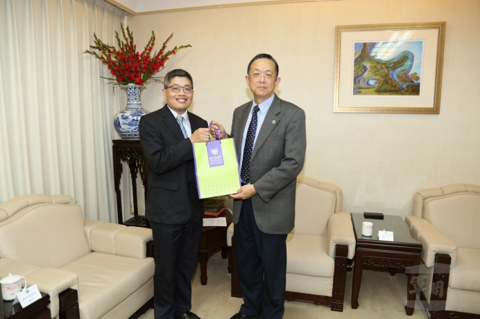 ▲ 中科院院長杲中興向黃清輝（圖左）表達恭賀之意。（中科院提供）