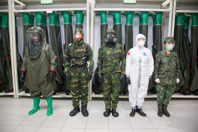 ▲ 陸軍化生放核訓練中心13日展示A、B、C、D四等級防護服。（軍聞社記者莊家宏攝）