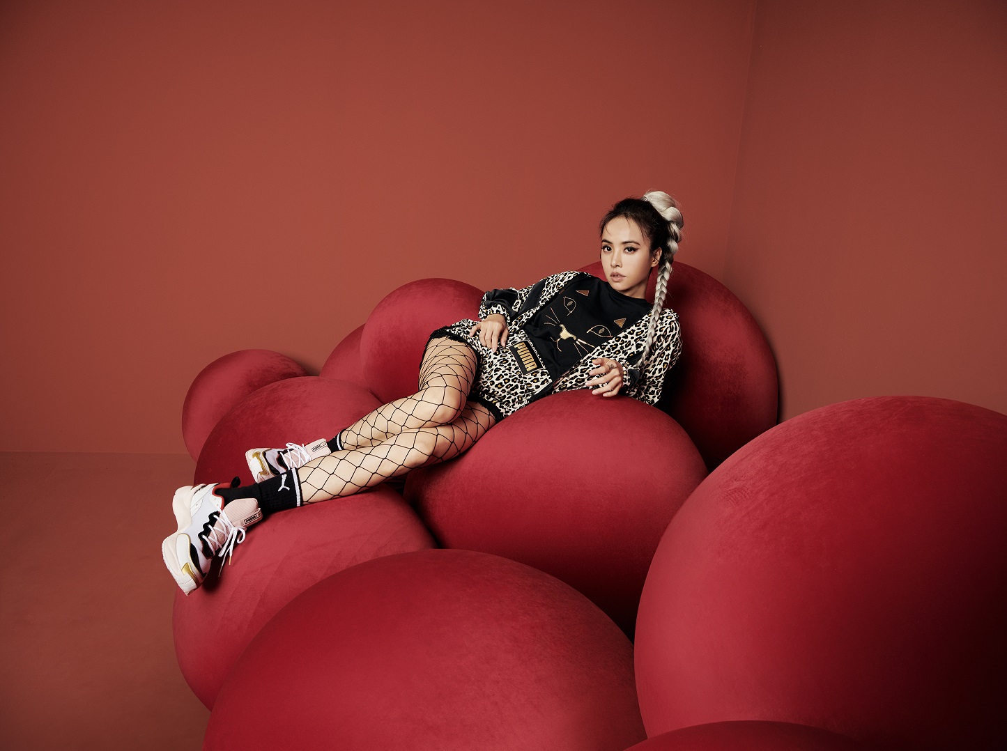 ▲Jolin 以大格網襪搭配 PUMA x Charlotte Olympia 聯名豹紋拳擊裝，釋放熱辣性感。（圖／PUMA）