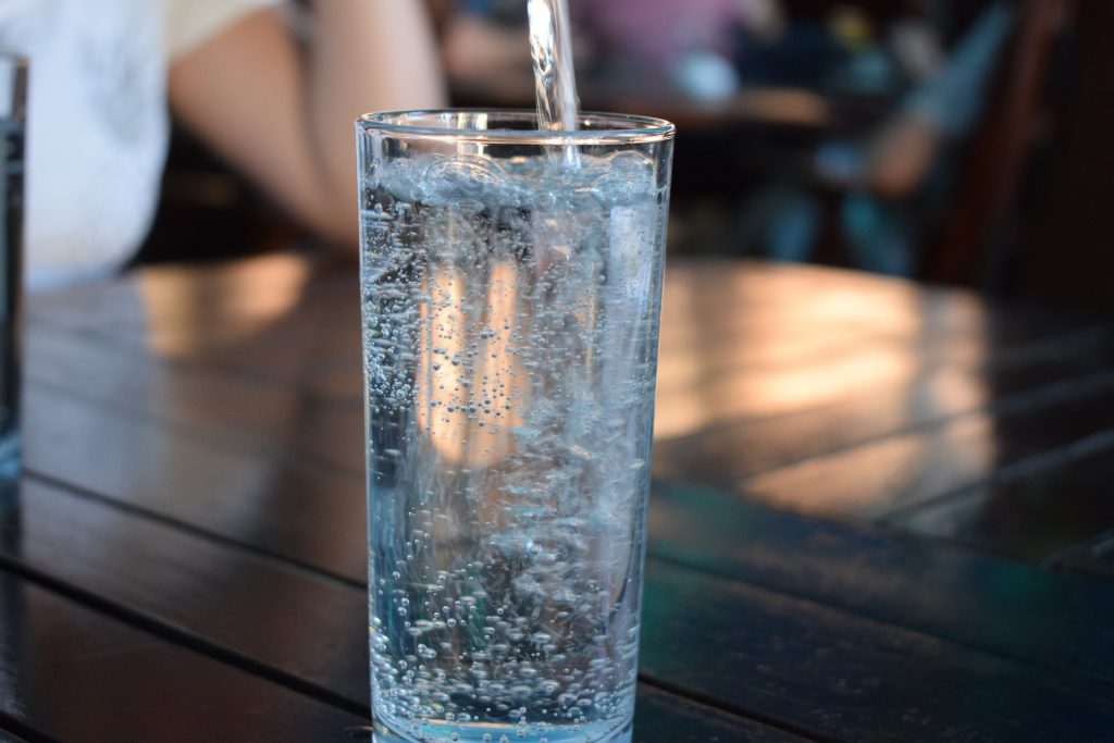 ▲倒出後的白開水要儘快喝完。（圖／ pixabay）