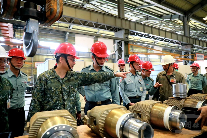 ▲ 國防大學至兵整中心裝配翻修廠實施「陸軍學院109年現地教學課程」。（兵整中心提供）