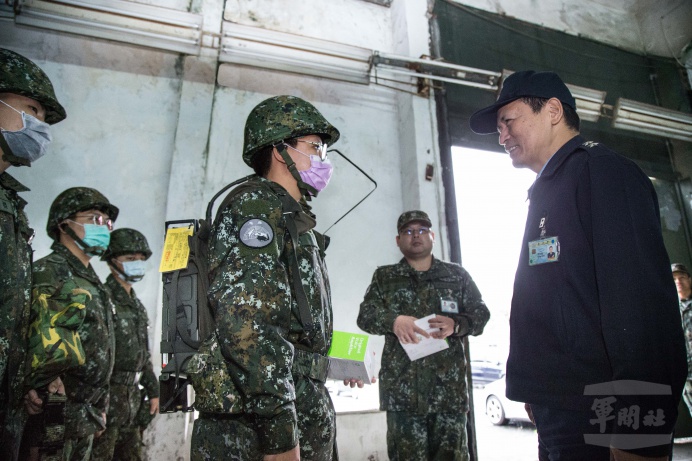 ▲ 李副總長在官兵執勤前提醒做好防疫措施，全力防堵疫情進入軍中，將防疫工作做到滴水不漏。（軍聞社記者謝宏檜攝）