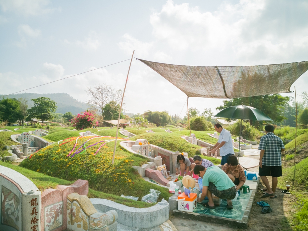 ▲民間傳說清明節取墓碑上的「清明水」，抹在眼皮可見鬼，命理專家提醒莫輕信，小心發炎感染。（示意圖／Shutterstock）