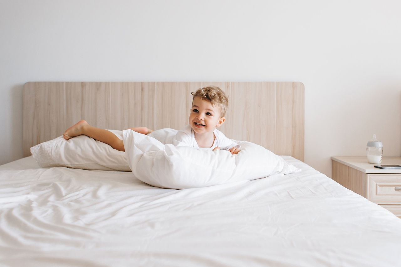 「安床」的習俗之一，是讓男女童在床上翻滾，以求早生貴子。（圖片來源／Shutterstock）