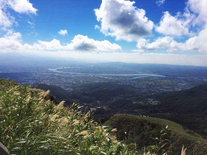 ▲七星山頂端可俯瞰台北市｜The trail impresses hikers with breathtaking 360-degree scenic views of Taipei city and north coast. (Pixabay)