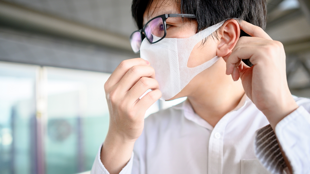 楊登嵙老師建議可以將少量中藥粉裝入小袋，別在口罩內層，可以多一層防疫保護作用。（圖片來源／Pixabay）