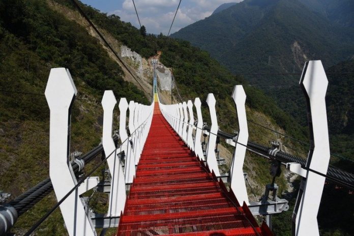 ▲七彩雙龍吊橋｜Shuanglong rainbow suspension bridge（Courtesy of Nantou County Government)