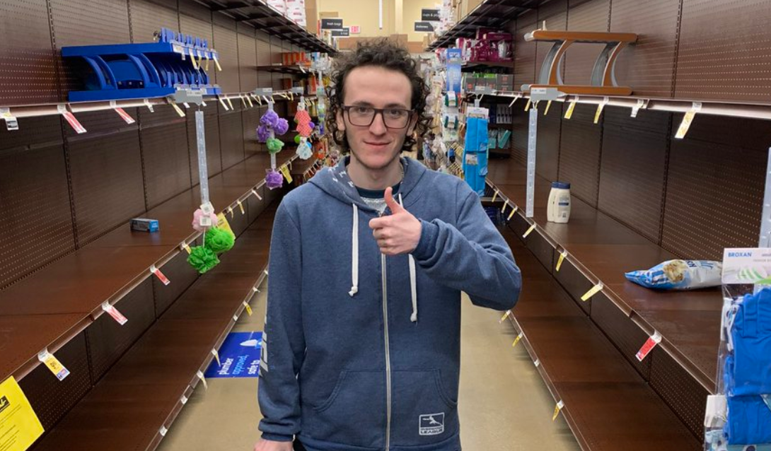 uNKOE上傳了一張他在大賣場看見貨架被清空的畫面，頗有末日危急之感。   圖：翻攝自uNKOE推特