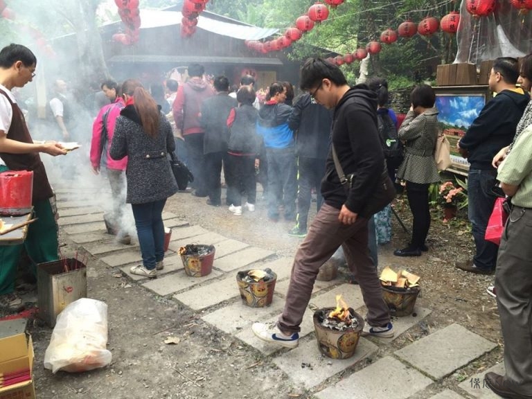 台灣有過火爐去楣運的習慣。（圖／翻攝自陽明山七星燈臉書專頁）