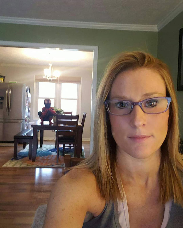 ▲我知道新冠病毒很可怕。但當你在家工作時，後方廚房餐桌上會出現一個穿著蜘蛛人裝的四歲小孩。｜I Know The C-Virus Is Scary, But Try Working With A 4 Year-Old Dressed Like Spiderman Perched On The Kitchen Table Behind You is not easy.（Courtesy of Puddinhead2U)