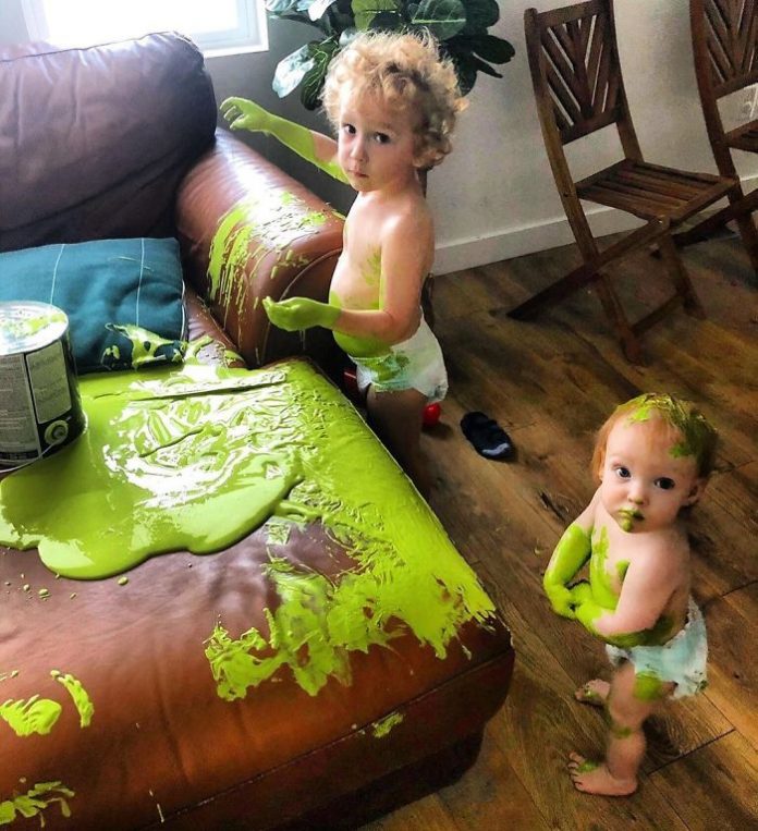 看到家裡滿地都是綠色顏料，只能含淚清理這一切了 | Using My Tears To Clean The Crusted Green Paint Speckled All Over Our House (Courtesy of kenzmunson)