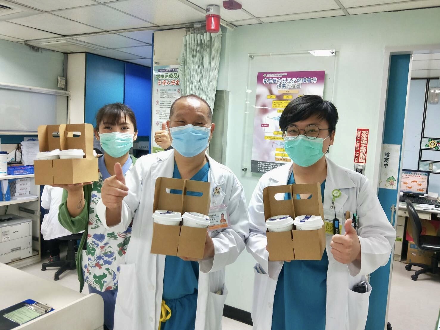 南瑤宮進香行程取消，仍贈送咖啡相挺醫護人員。（圖／秀傳醫院醫護人員提供）