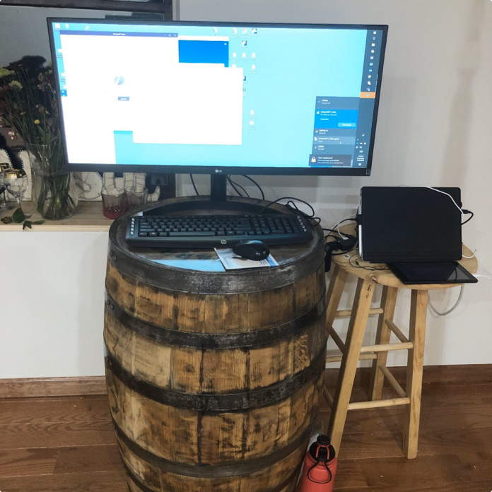 ▲美國網友分享家中臨時搭建辦公室。（圖／Twitter）