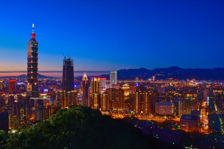 ▲象山是攝影愛好者捕捉夜景、跨年煙火的最佳地點。｜Xiangshan peak is the top destination for photographers to capture the city night views and fireworks on New Year’s eve. (Pixabay)