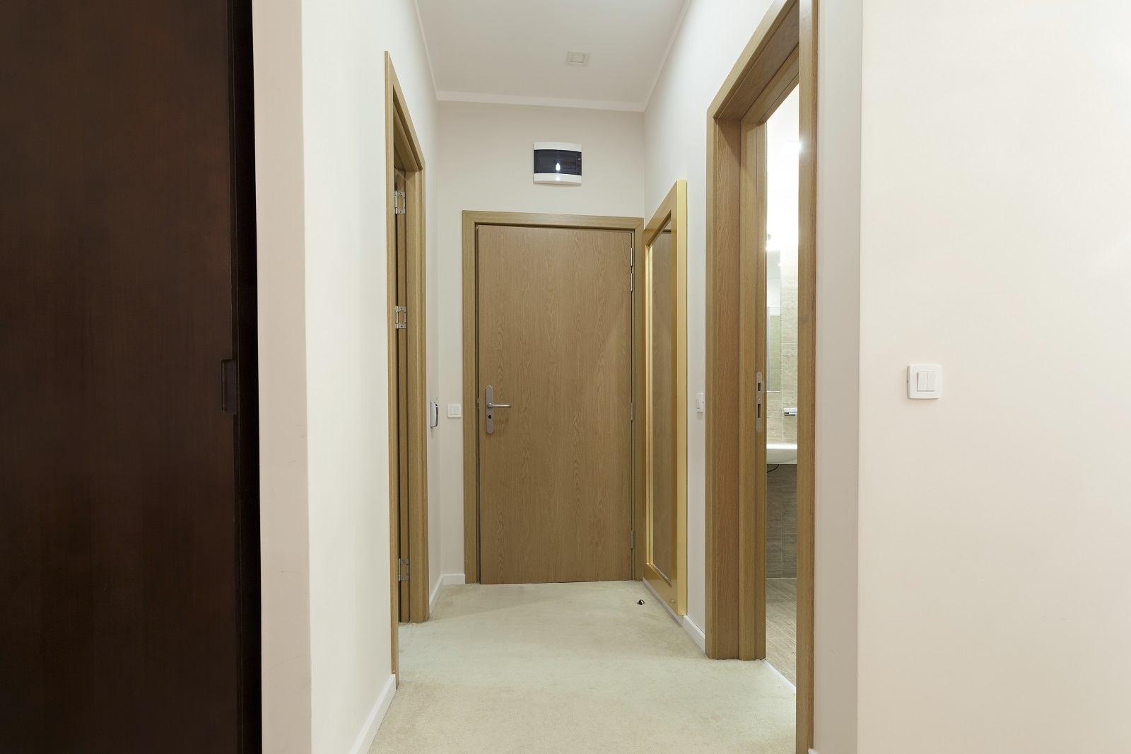 走廊寬度狹窄且同時有許多扇門，將導致家人氣量無形中變小易發生爭執。