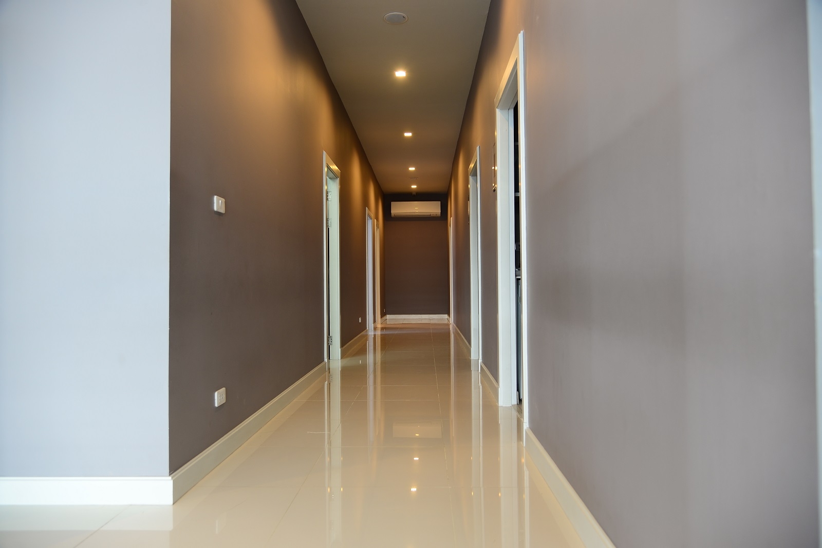 走廊走道的色系建議以素雅高尚為主，燈光使用暖色系為佳。