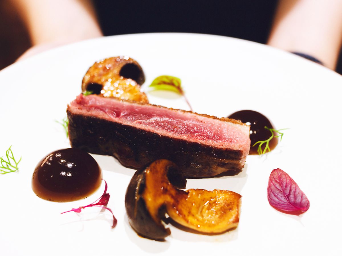 ▲ 「燒烤羊菲力佐肉桂丁香膠凍」別出心裁地將醬汁做成膠凍狀，肉桂凍在口中會慢慢融化包覆羊肉，使得羊肉吃起來特別多汁。（圖／記者陳美嘉攝）