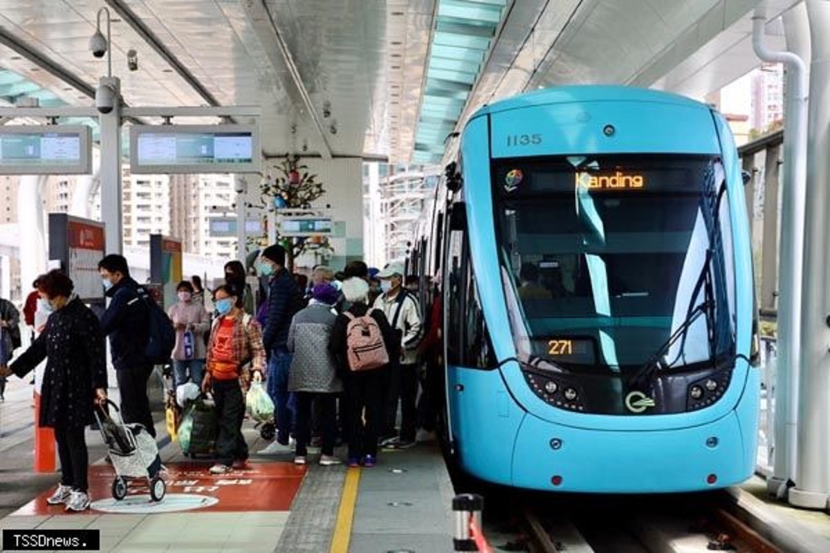 新北捷運公司31日表示，4月1日起，淡海輕軌擴大辦理進站旅客體溫量測，若遇有旅客體溫異常將進行複檢，複檢額溫達攝氏37.5度或耳溫達38度的旅客將拒載。（新北捷運公司提供）中央社記者葉臻傳真109年3月31日
