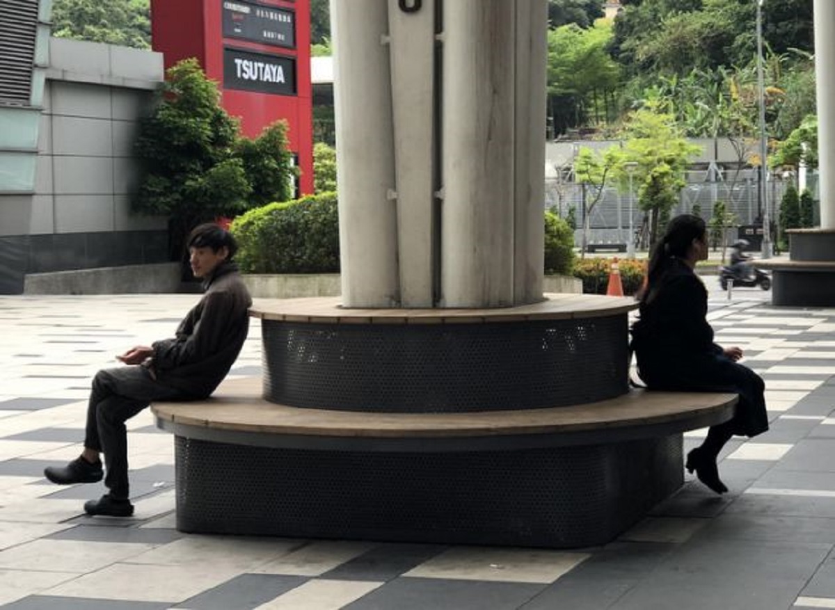 防範武漢肺炎，中央流行疫情指揮中心將發布社交距離指引，31日宣布在非特定人場所，室外的社交距離至少1公尺，希望大家自律，戴口罩、保持適當社交距離。中央社記者鄭傑文攝109年3月31日