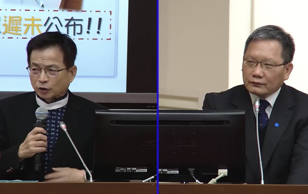 ▲政府防疫紓困總額將增至1兆元，但國民黨立委賴士葆（左）認為有7千億是銀行融資金額，這根本是在誆騙人民，除非貸款免息等，不然實際紓困金額只有2000億元左右。（圖／擷取自立法院議事轉播）