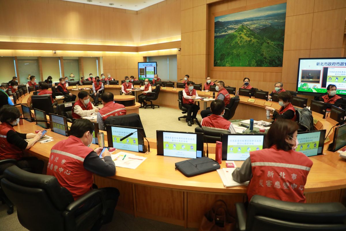 ▲新北市長侯友宜今召開疫情應變會議時要求市府各單位遵照指引，部分局處首長需保持社交距離、面對面做在餐桌前，個區公所的區長則採梅花座。（圖／記者宋原彰攝，2020.04.01）