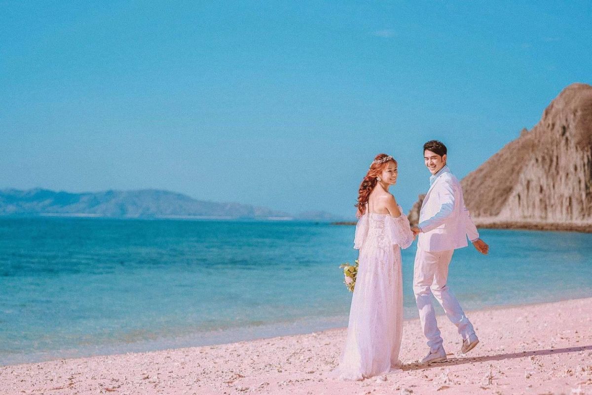 ▲黃玉榮到粉紅沙灘拍婚紗。（圖 / 湧承娛樂提供）