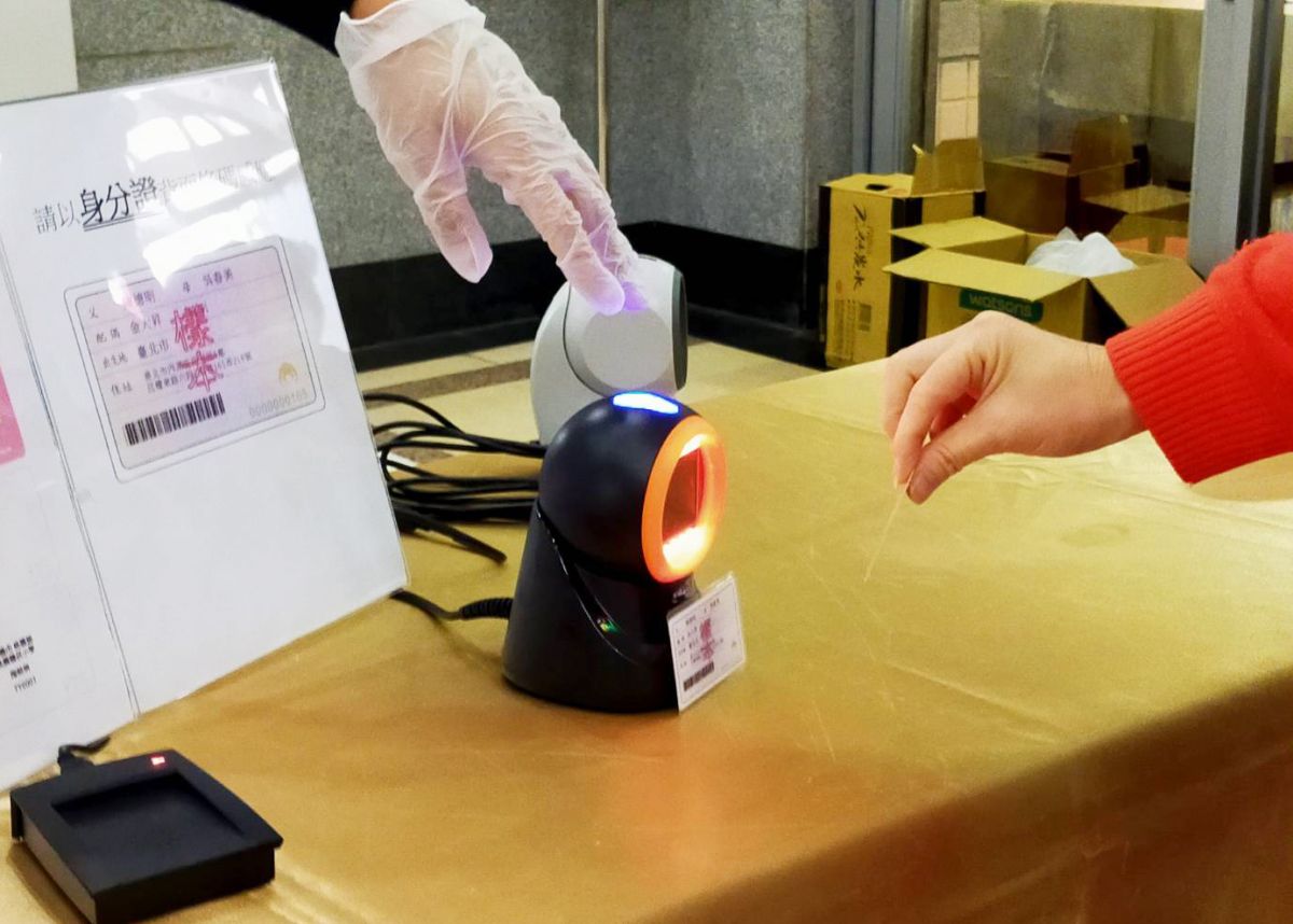 ▲桃園市市府大樓昨天開始試辦實名制洽公，進出的民眾必須以身分證或是市民卡刷卡後才能進入。（圖／記者李春台攝, 2020.04.01）