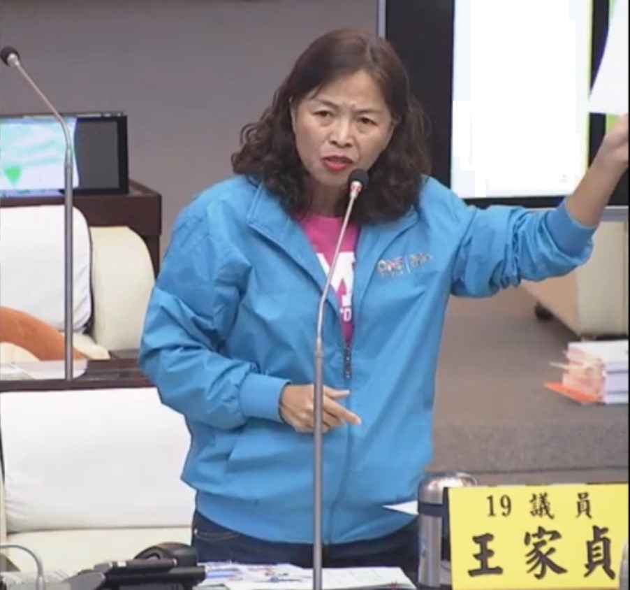 ▲國民黨團書記長王家貞提醒黃偉哲，勿因防疫拿了高分就自滿。（圖／記者陳聖璋翻攝）