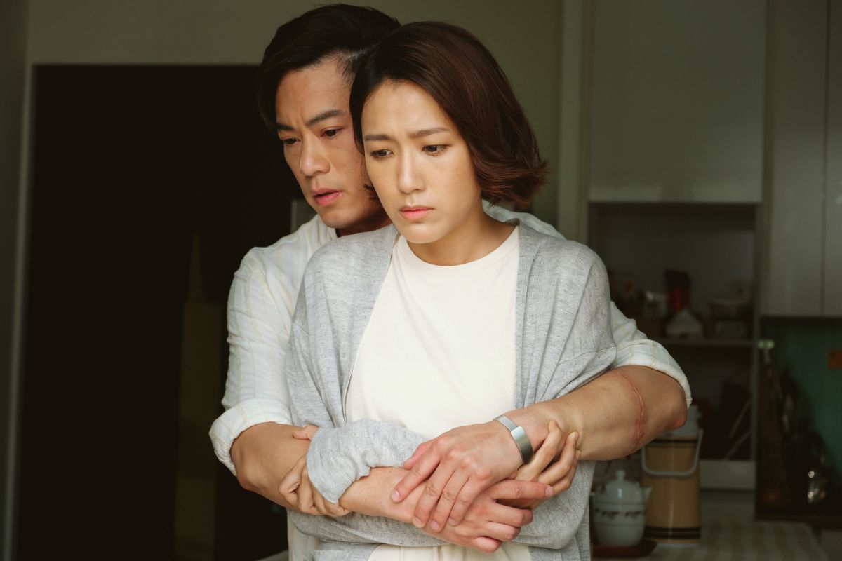 ▲Junior（左）與林意箴上演人妖戀。（圖 / 公視提供）