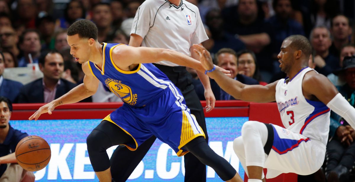 Stephen Curry靠著精彩的「Crossover」晃過了Chris Paul，出手投籃命中。（圖／美聯社／達志影像）