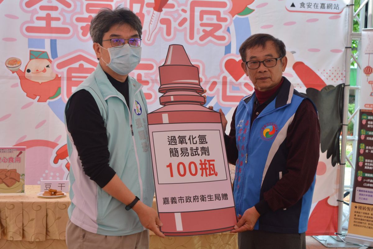 ▲衛生局準備100份過氧化氫簡易試劑，提供給現場業者、民眾進行簡易篩檢。（圖／記者郭政隆攝影2020.4.1）