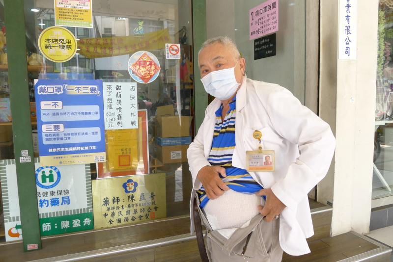台南老藥師包著尿布販售口罩　催淚原因曝光
