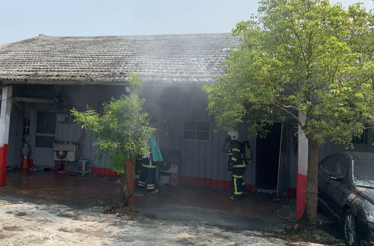 ▲麥寮施厝五街發生出租平房1死火警。（圖／記者蘇榮泉翻攝，2020.04.01）