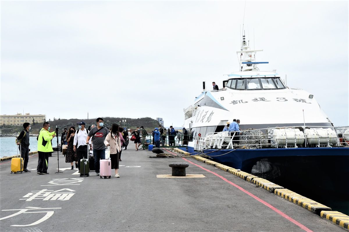 ▲今年首班觀光客輪凱旋3號1日上午從嘉義布袋港，載運138名旅客抵達澎湖馬公商港，載客率竟然只有3成左右。（圖／澎湖縣政府提供）