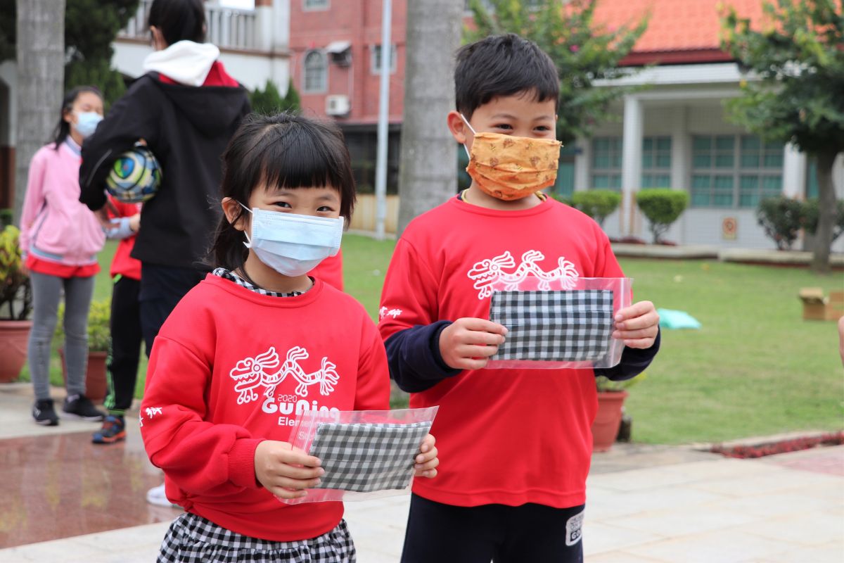 ▲金門傳統文化習俗認為花帔能驅邪避凶，製作成口罩套，保祐學童平安。（圖／古寧頭社區發展協會提供）