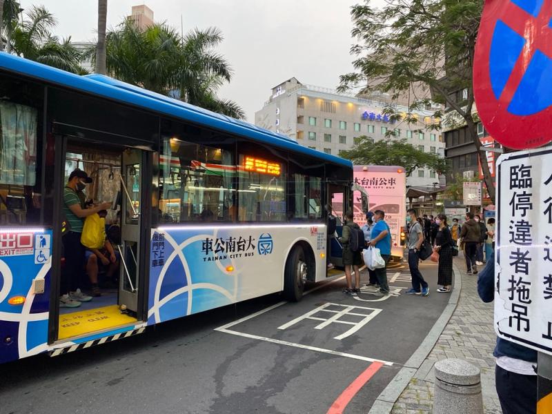 ▲台南市自4月9日開始，民眾搭公車須戴口罩。（圖／記者陳聖璋攝，20200401）