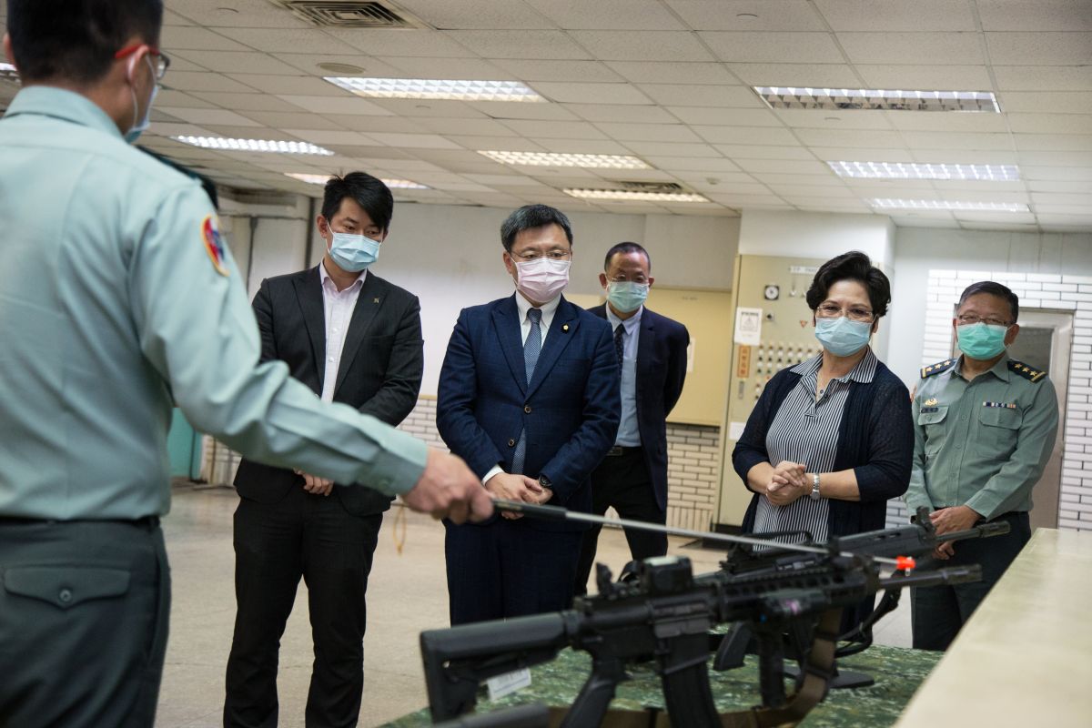 立院國防委員會考察軍備局205廠，立委趙天麟(中)、溫玉霞及陳柏惟(左)，參訪各式槍枝及彈藥。(圖/軍聞社.2020.4.1)