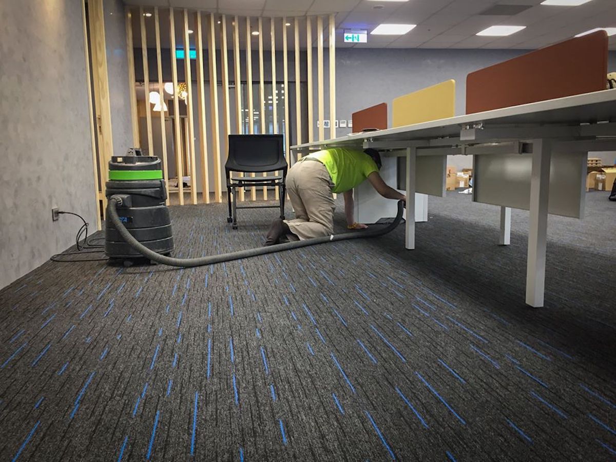 ▲到底在忙什麼？星宇全線停航，張國煒竟淪為「吸塵男孩」。（圖／翻攝自臉書粉專《星宇航空 STARLUX Airlines 》）