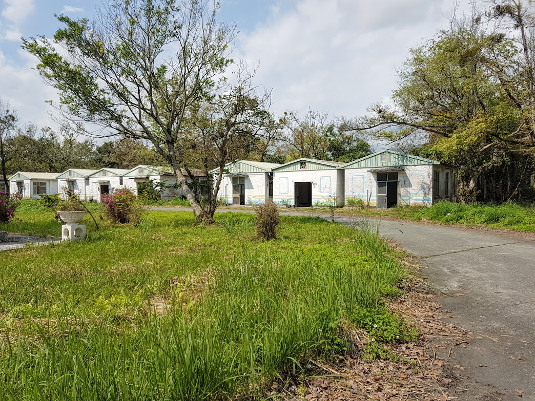 ▲以烤漆板搭建的18棟營舍被登錄為「歷史建築」，使得「童玩公園」興建卡關，文資審議通過縮小範圍，興建案終獲解套。（圖／記者李清貴攝,2020.04.02)