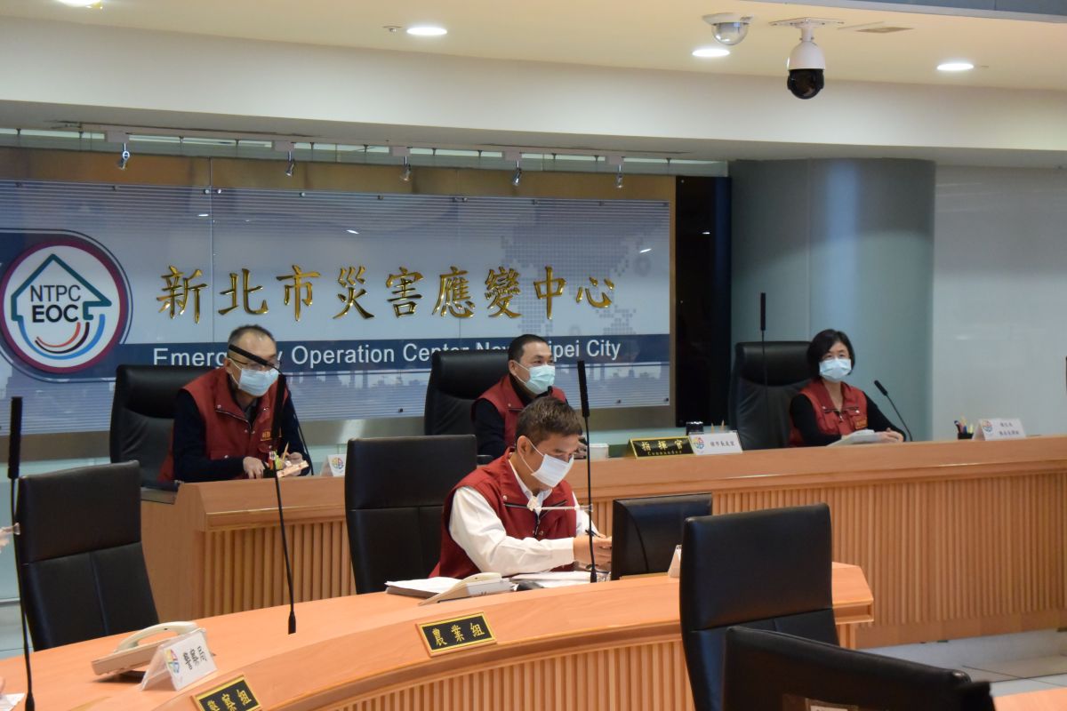 ▲侯友宜建議中央流行疫情指揮中心下令，若乘客不戴口罩就不能搭乘公車與捷運，並訂定相關罰則讓地方得以依法執行。（圖／新北市衛生局提供）