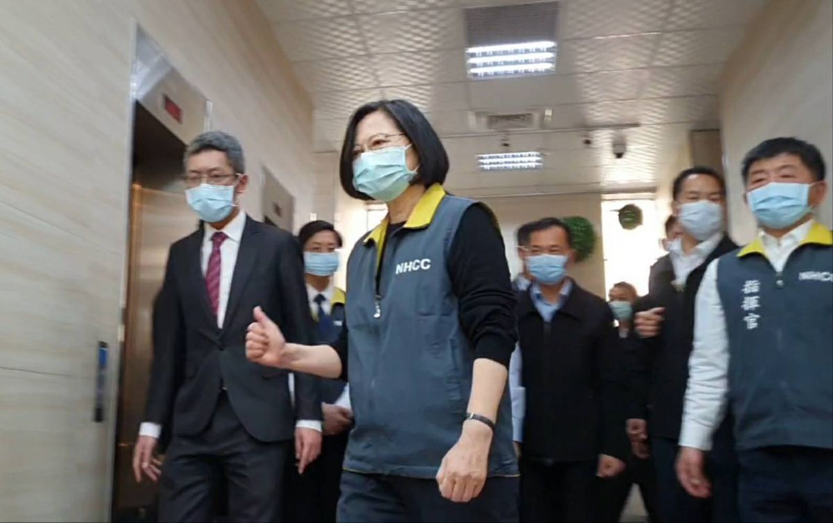 ▲蔡英文2日視察中央流行疫情只會中心，首次在公開場合中佩戴口罩。（圖／記者劉育辰攝）