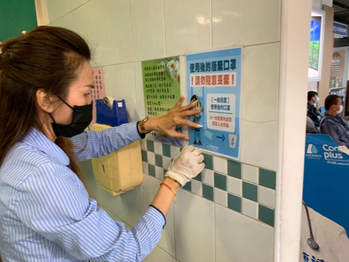 ▲台中市重要交通站點，火車站、客運轉運站、機場及公車站等，出入口處張貼「口罩不亂丟」宣導圖卡。 (圖／柳榮俊翻攝2020.4.2)