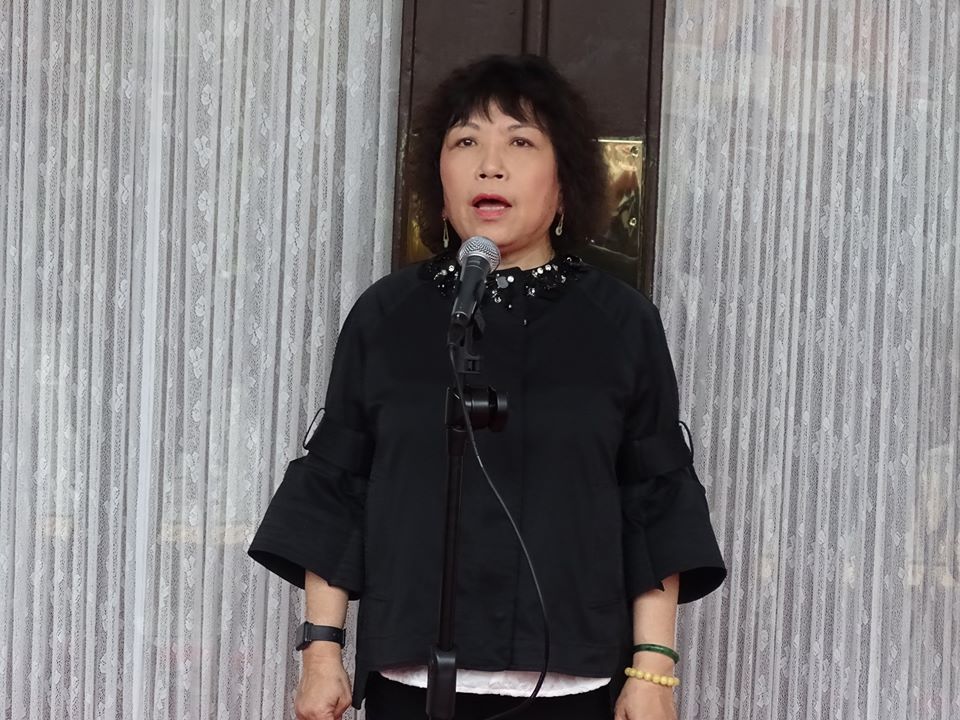 ▲立院防疫措施，規定記者必須與受訪者保持一公尺以上距離，並提供麥克風、麥克風架及音箱收音等設備，看起來就像受訪者要唱歌一樣。圖為國民黨立委葉毓蘭受訪。（圖／記者呂炯昌攝）