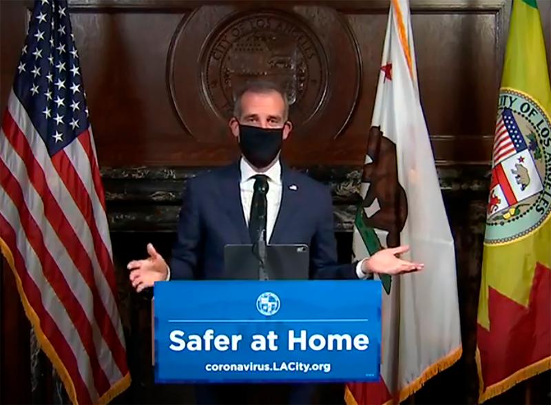 ▲加州洛杉磯市長賈西迪在記者會上示範用口罩防疫。（圖／美聯社／達志影像）