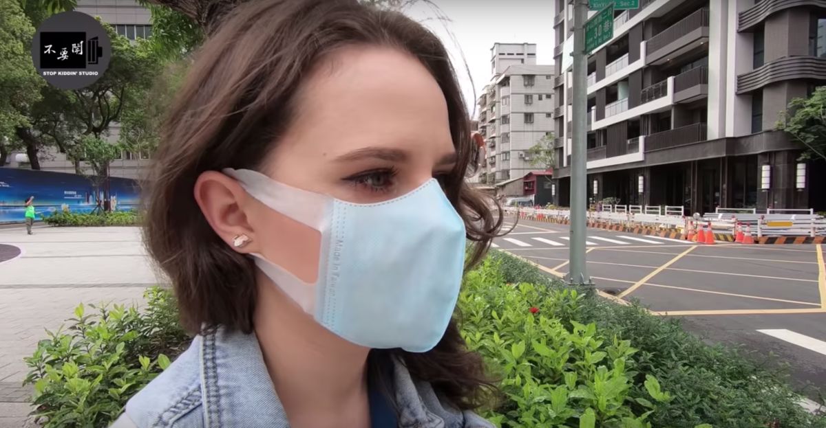 ▲住在台灣的波蘭正妹對著鏡頭稱讚台灣防疫能力，並感謝台灣伸手援助，直言「這是台灣能在國際上被看見的最好機會！」（圖／翻攝自 Stop kiddin studio YouTube）