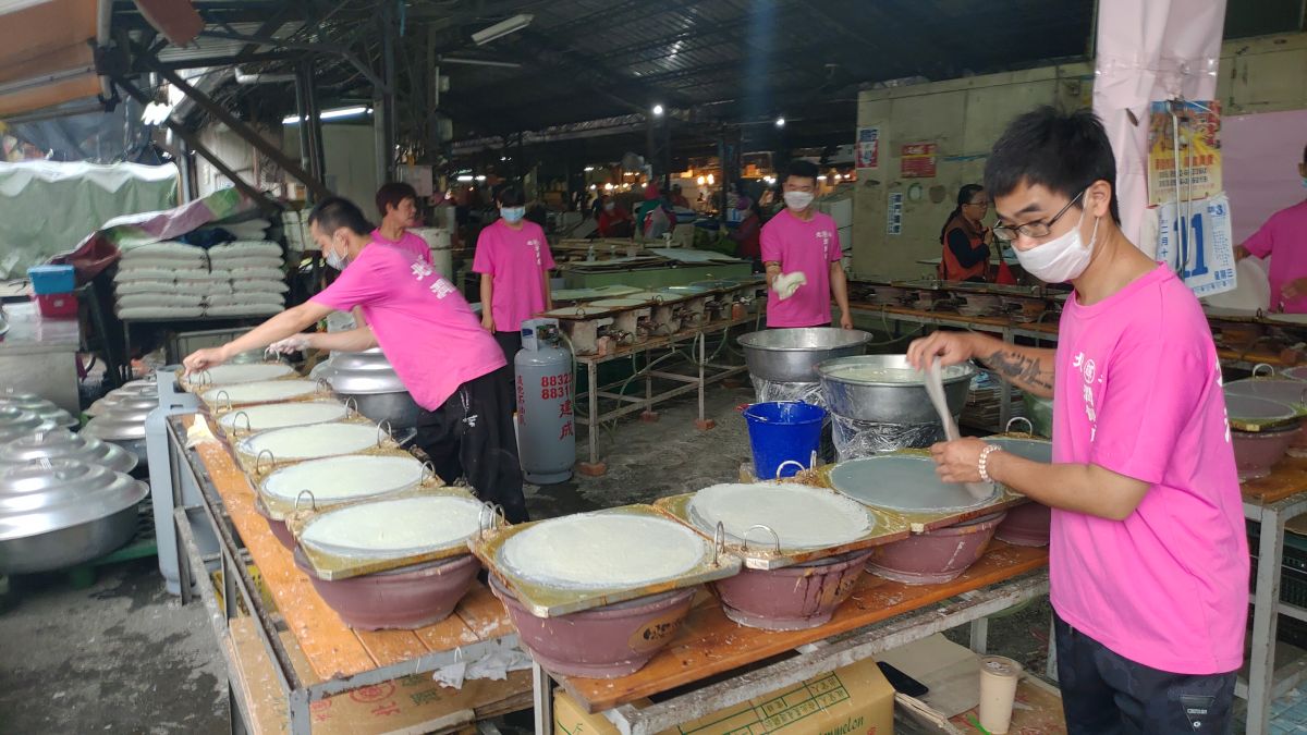 ▲清明連假到來，彰化縣北斗大菜市場內80多年老店「潤餅輝」又出現人潮，店主陳家第四代兄弟姊妹每年期間限定賣一個月的潤餅皮，北斗「潤餅輝」已經傳承第五代。（圖/記者陳雅芳攝）