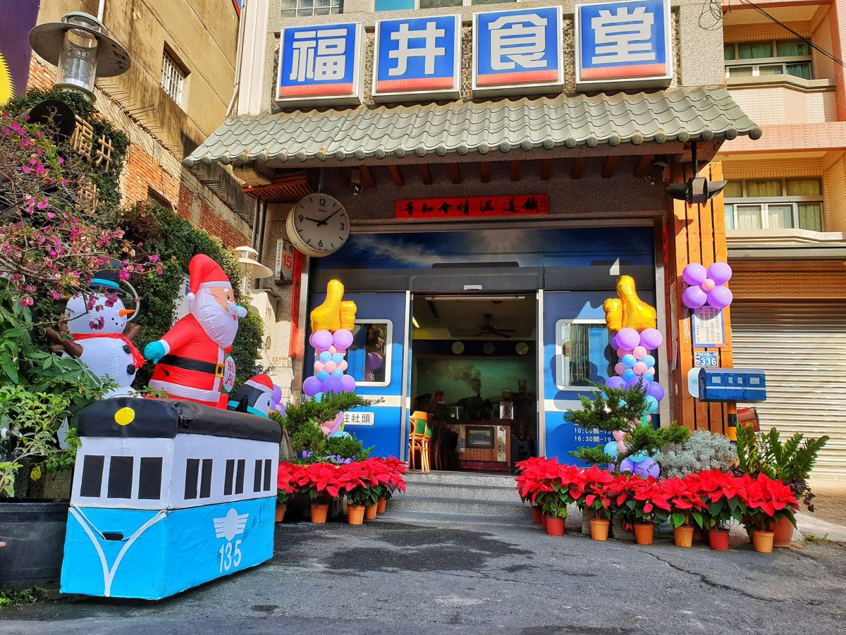 ▲社頭鄉「福井食堂」響應政策，4月份暫停開放內用餐，店內用黃色膠帶劃設1公尺安全距離，就為拉大排隊空間。（圖／記者陳雅芳攝，2020.04.03）